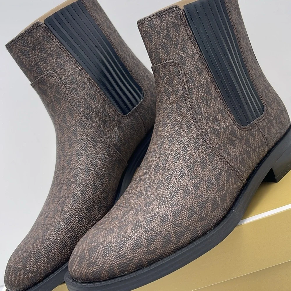 Michael Kors ELLA FLAT BOOTIE MK SIG SM
49F4ELFE5B
BROWN - Picture 6 of 16